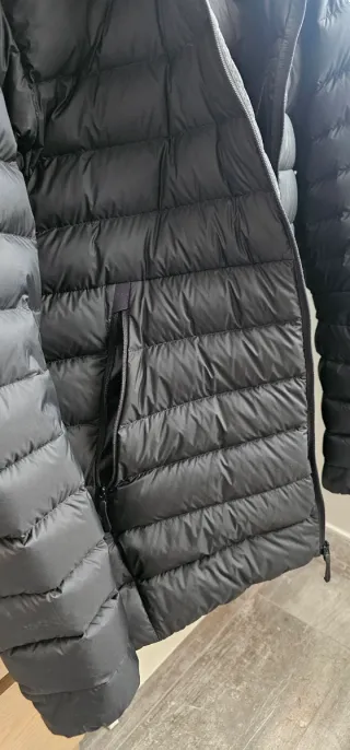 Chaqueta de montaña de plumas negra