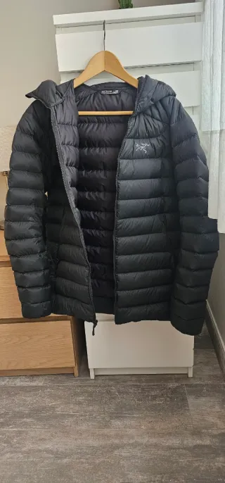 Chaqueta de montaña de plumas negra