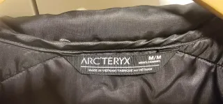 Chaqueta de montaña de plumas negra