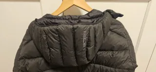 Chaqueta de montaña de plumas negra