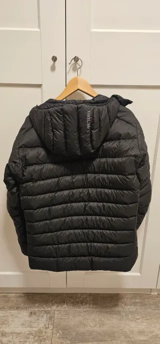 Chaqueta de montaña de plumas negra