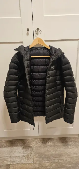 Chaqueta de montaña de plumas negra