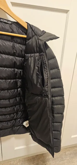 Chaqueta de montaña de plumas negra