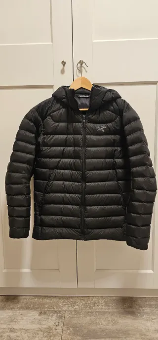 Chaqueta de montaña de plumas negra