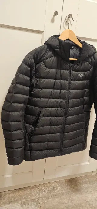 Chaqueta de montaña de plumas negra