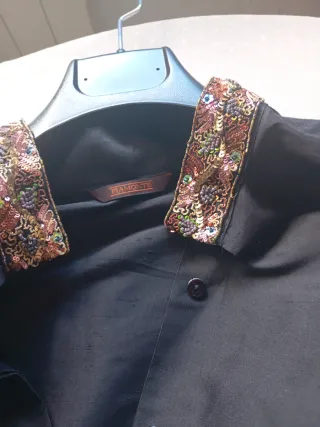 Blusa negra con bordado multicolor, de seda .