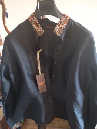 Blusa negra con bordado multicolor, de seda .