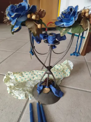 Centrotavola candeliere decorato con fiori blu