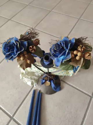 Centrotavola candeliere decorato con fiori blu