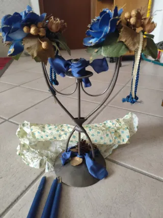 Centrotavola candeliere decorato con fiori blu