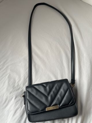 Bolso negro acolchado con cadena