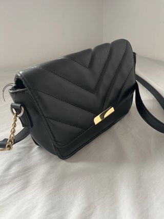 Bolso negro acolchado con cadena