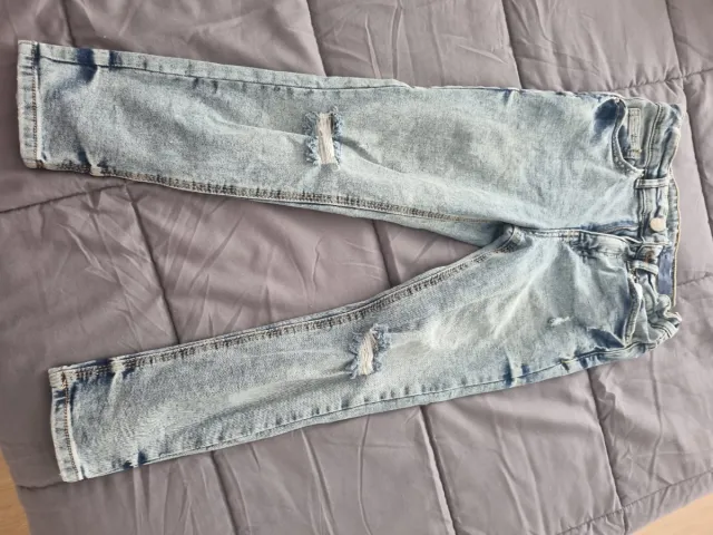 Pantalón vaquero desgastado