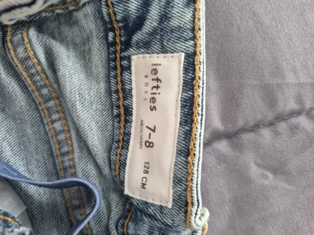 Pantalón vaquero desgastado