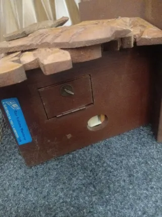 Reloj de cuco de madera tallada