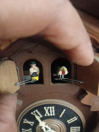 Reloj de cuco de madera tallada
