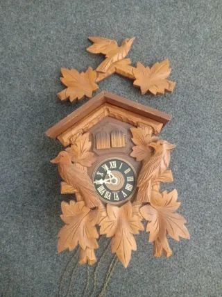 Reloj de cuco de madera tallada