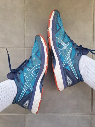 Deportivas Asics Azules y Rojas