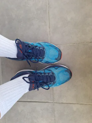 Deportivas Asics Azules y Rojas