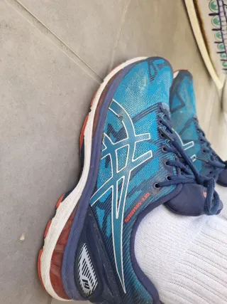 Deportivas Asics Azules y Rojas