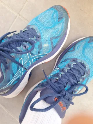 Deportivas Asics Azules y Rojas