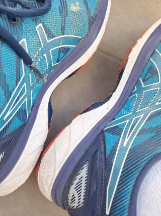 Deportivas Asics Azules y Rojas