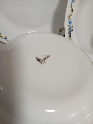 Set di piatti e zuppiera antichi a fiori