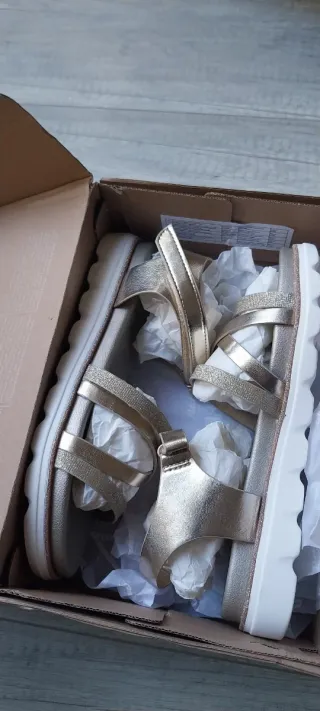 Sandalias doradas Bata