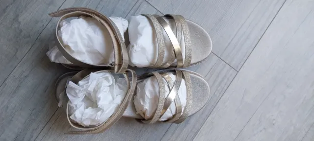 Sandalias doradas Bata