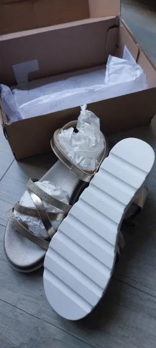 Sandalias doradas Bata