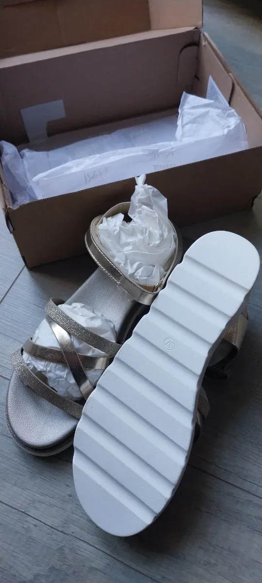 Sandalias doradas Bata