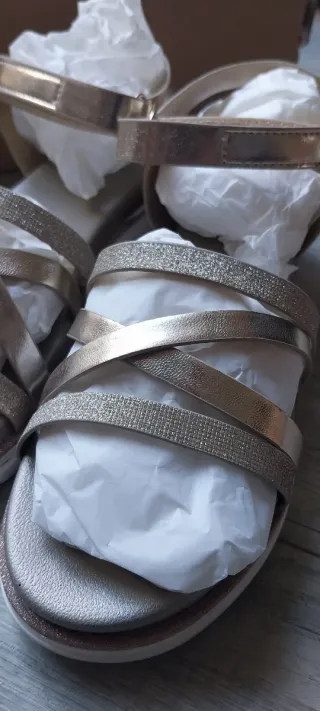 Sandalias doradas Bata