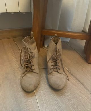 Botines beige con cordones