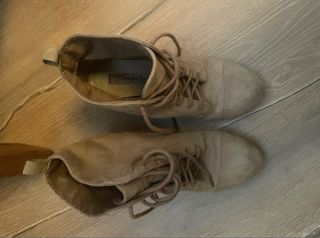Botines beige con cordones