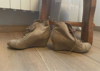 Botines beige con cordones