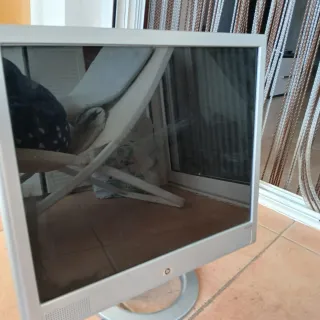 Pantalla HP Plata y Negra