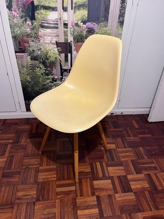 Silla de plástico y madera beige (2 sillas)