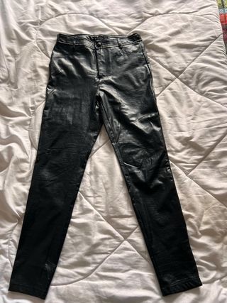 Pantalones negros efecto piel frisado por dentro