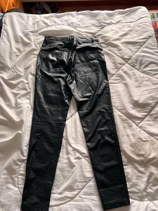 Pantalones negros efecto piel frisado por dentro
