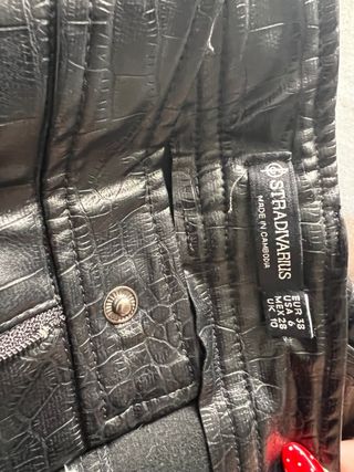 Pantalones negros efecto piel frisado por dentro