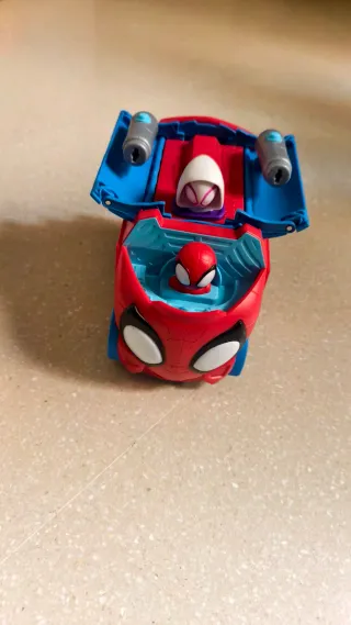 Coche Spiderman prácticamente nuevo