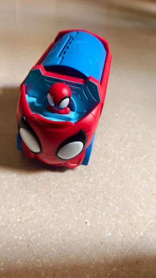 Coche Spiderman prácticamente nuevo