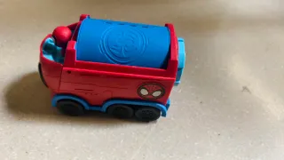 Coche Spiderman prácticamente nuevo