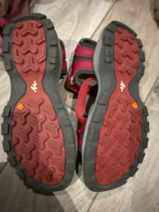 Sandalias Quechua grises y rojas