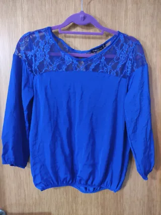 Blusa azul con encaje satinado