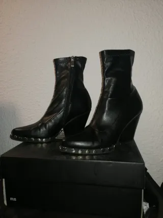 Botas de cuero con tacón y tachuelas