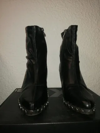 Botas de cuero con tacón y tachuelas