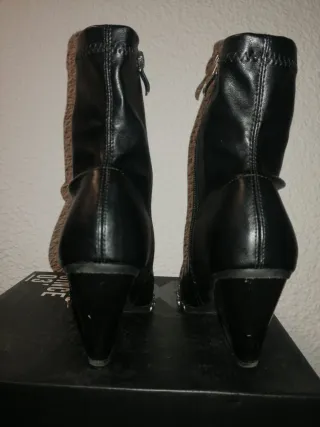 Botas de cuero con tacón y tachuelas