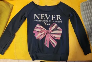 Jersey azul con lazo rosa y botones en espalda