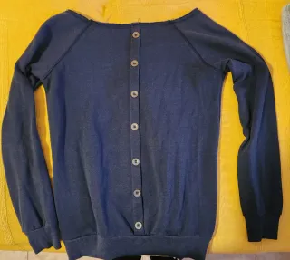 Jersey azul con lazo rosa y botones en espalda